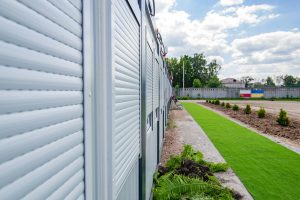 Comment choisir la couleur de ses volets roulants pour harmoniser façade et menuiseries ?