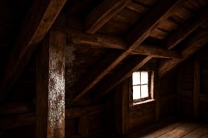 grenier-bois-rustique-poutres-lumiere